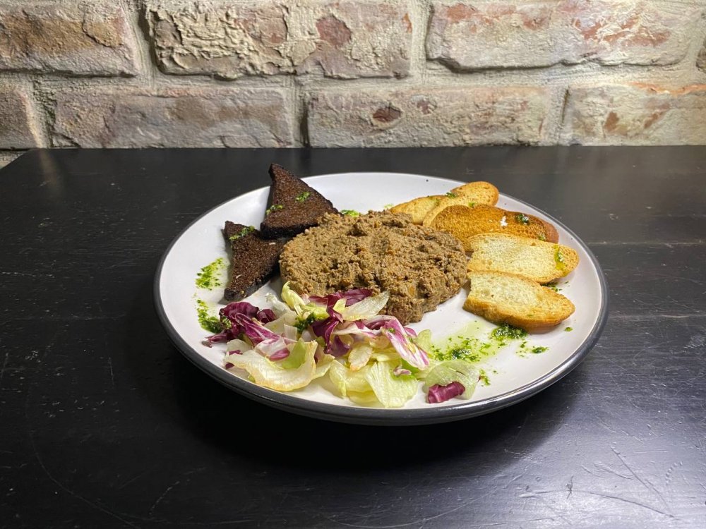 Паштет из куриной печени с хрустящими тостами