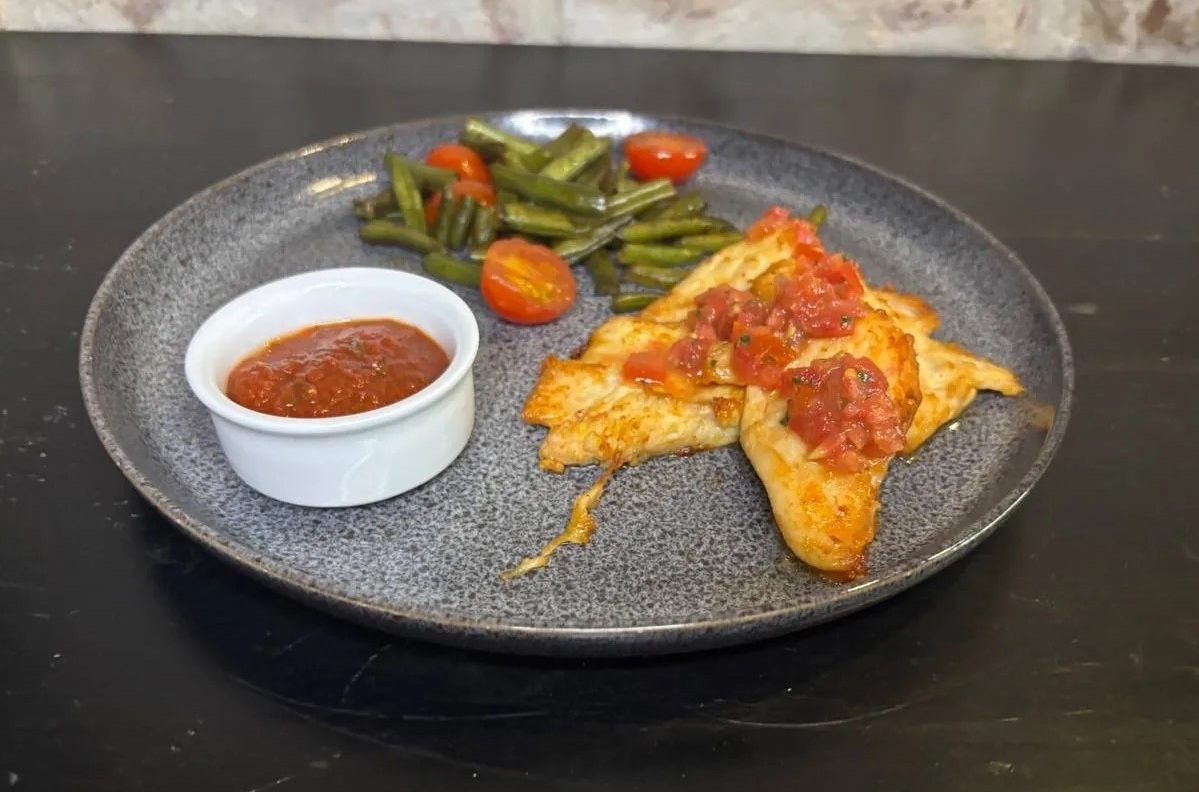 Куриная грудка гриль со стручковой фасолью и томатным соусом