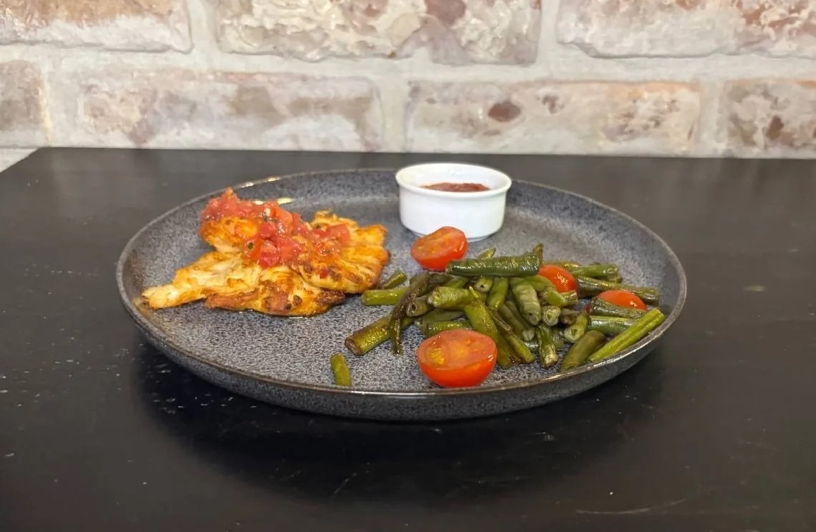 Куриная грудка гриль со стручковой фасолью и томатным соусом