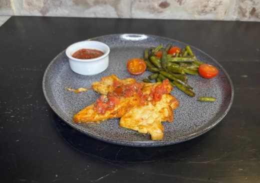 Куриная грудка гриль со стручковой фасолью и томатным соусом
